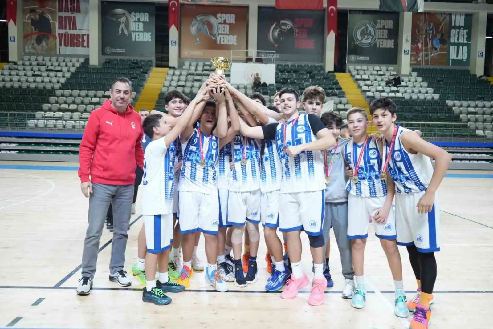Muğla'da düzenlenen U14 Basketbol Ligi, Menteşe Spor Salonu'ndaki heyecanlı final