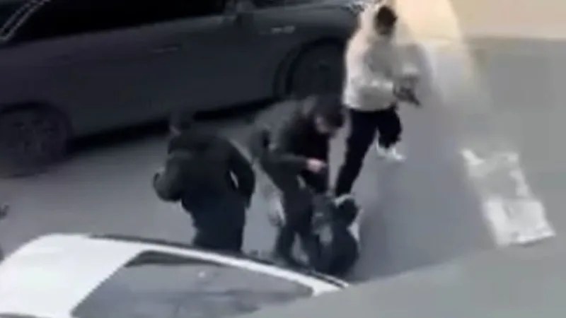 Büyükçekmece’de gençler arasında çıkan kavgada, darbedilen bir gencin elinden alınan