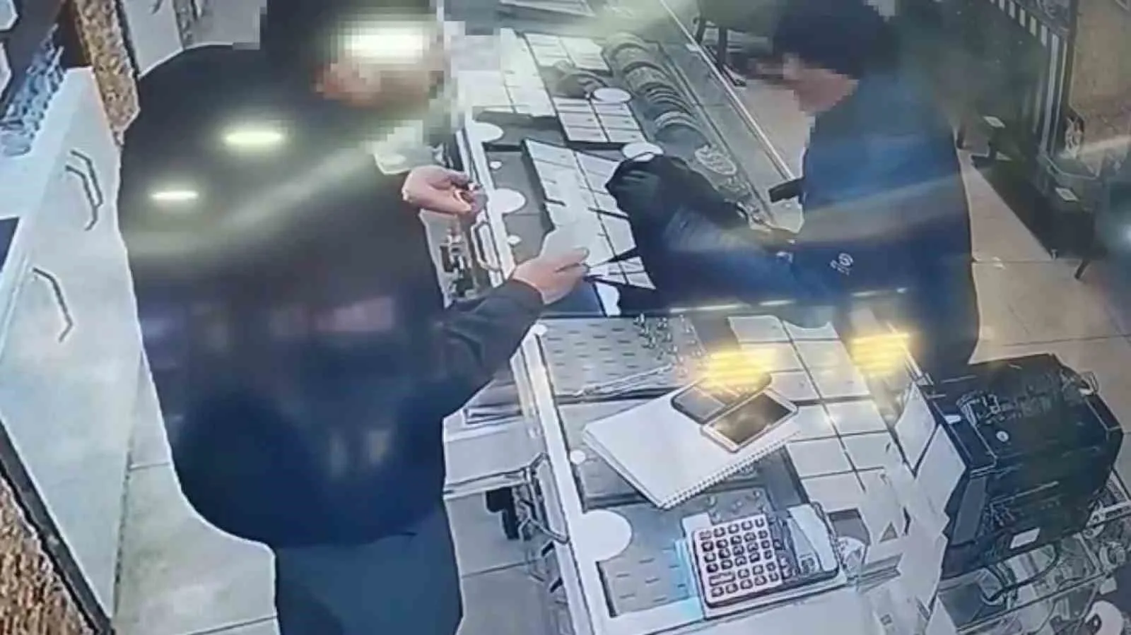 İstanbul Pendik’te bir kuyumcuya oyuncak silahla soygun girişiminde bulunup dükkan