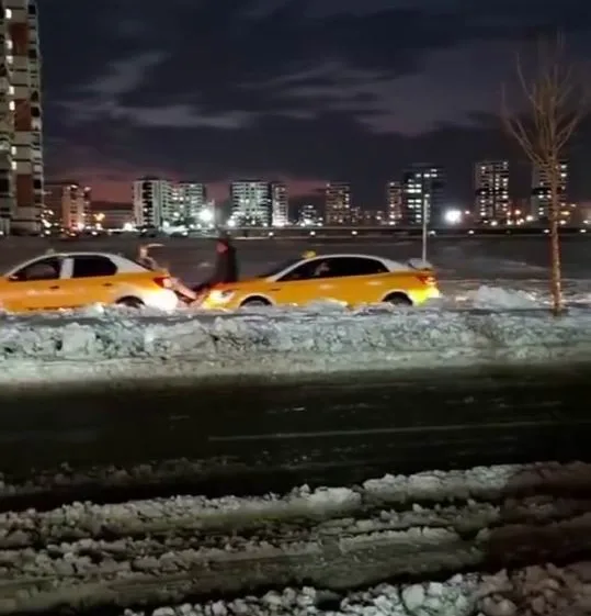 Diyarbakır’ın Yenişehir ilçesinde yolda kalan bir ticari taksinin, başka bir