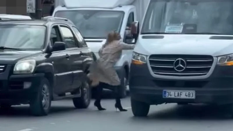 Esenyurt’ta trafikte kendisine küfredildiğini iddia eden kadın sürücünün servis aracındakilere