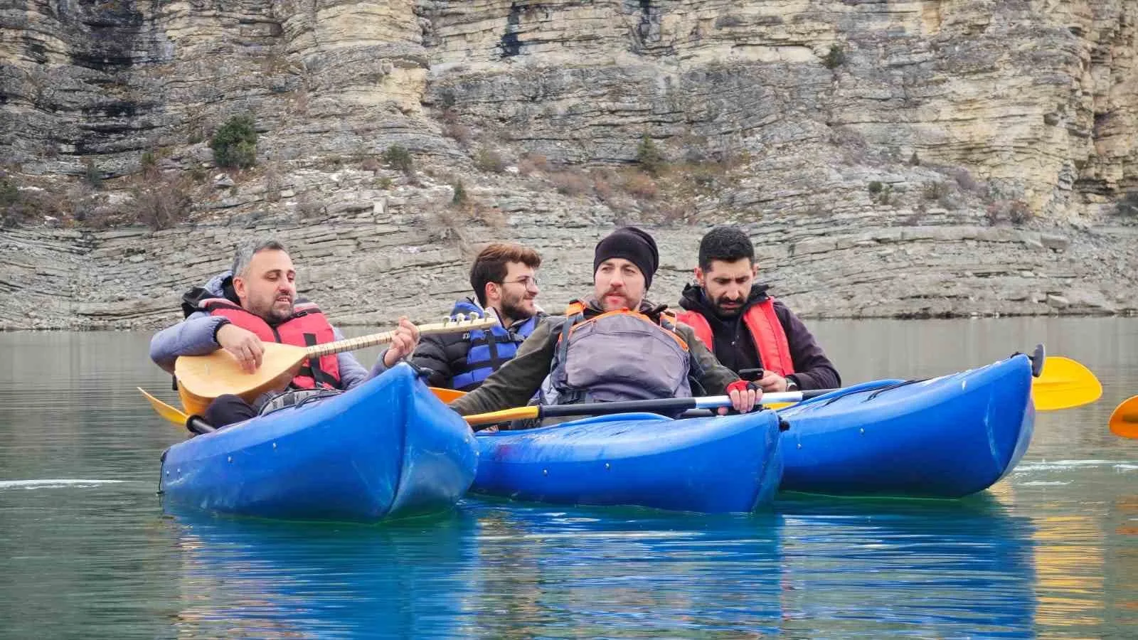 Erzurum'un Uzundere ilçesindeki Tortum Gölü'nde düzenlenen müzikli kano etkinliğinde, rüzgar