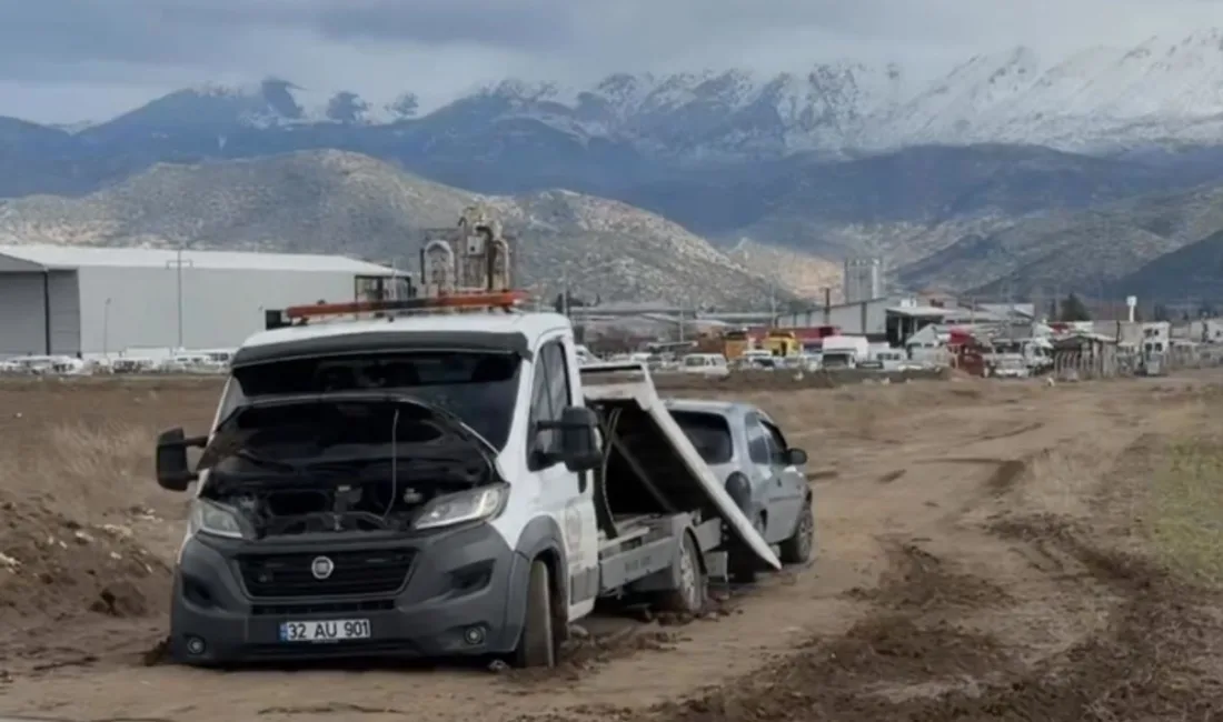 Isparta'da çamura saplanan bir çekiciyi kurtarmaya giden diğer iki çekicinin