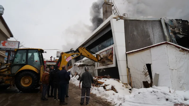 Milli Eğitim Bakanı Prof. Dr. Yusuf Tekin, Erzurum'daki yangın bölgesini