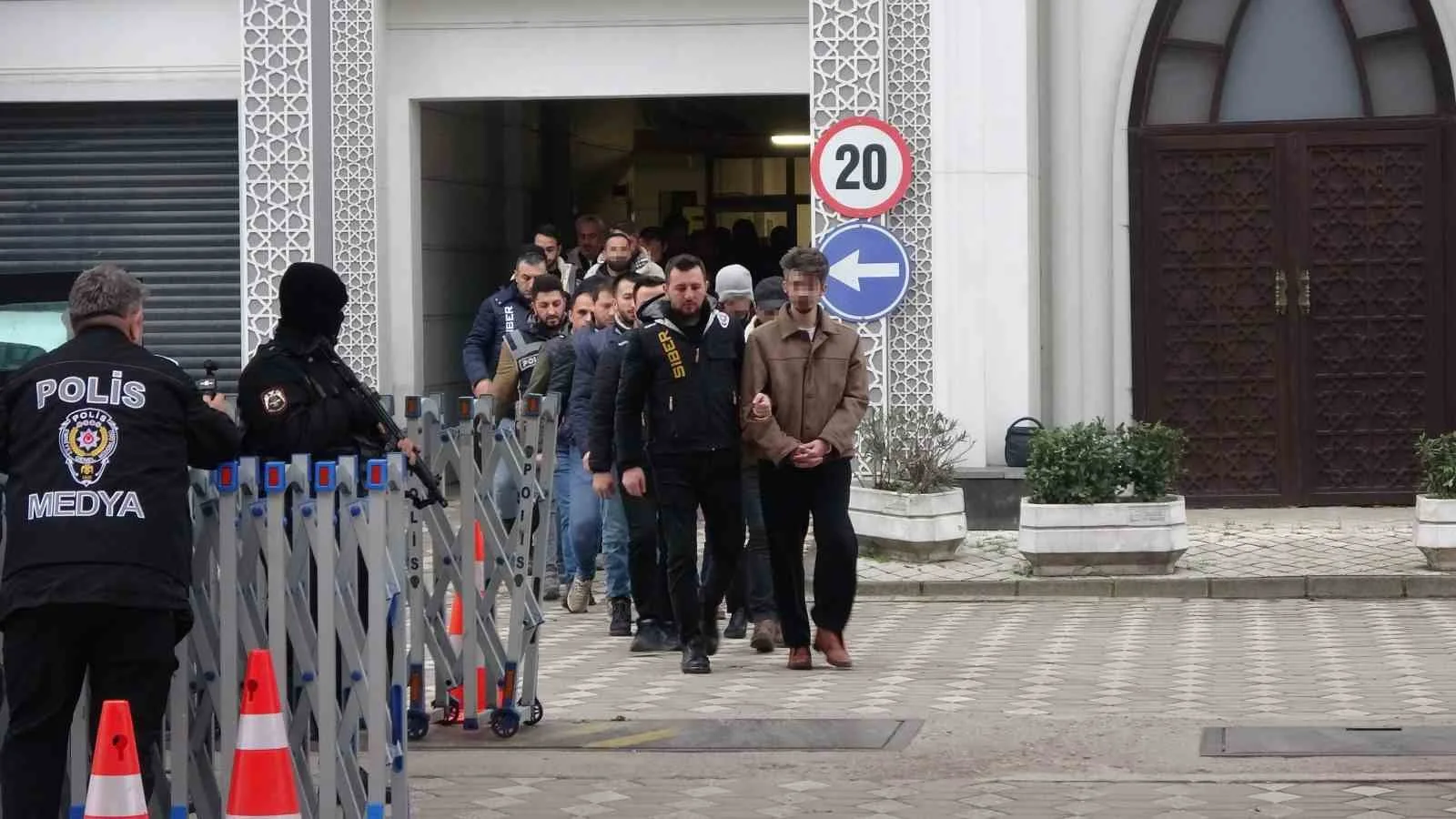 Kocaeli merkezli yasa dışı bahis operasyonunda, 28 ilde yapılan eş