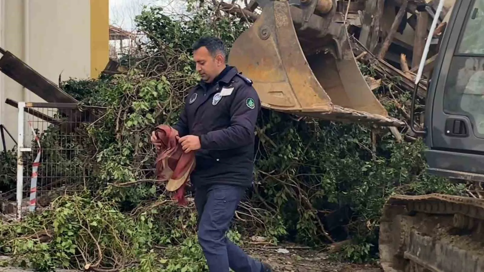 Bolu’da yıkım kararı alınan metruk bir binanın kontrollü yıkımı sırasında,