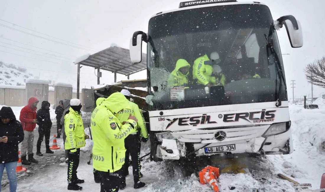 Bitlis’te C.D. yönetimindeki Yeşil Erciş firmasına ait yolcu otobüsü, kar