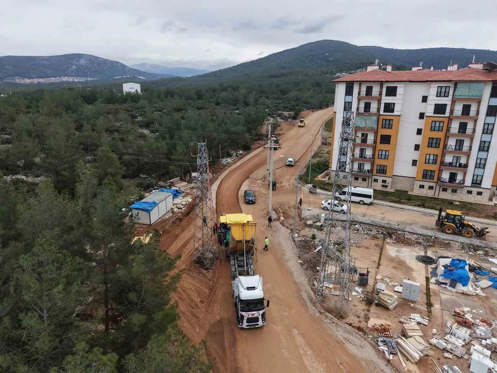 Muğla Büyükşehir Belediyesi, Menteşe Akçaova’da Hayvan Barınağı ve TOKİ yolunu