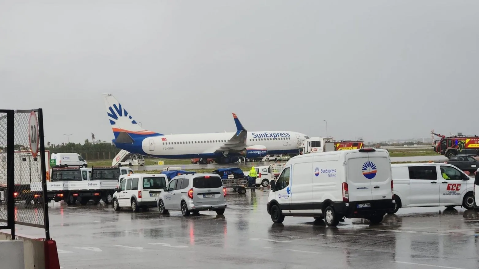 Antalya Havalimanı’nda SunExpress uçağının taksi yaparken sol iniş takımında meydana