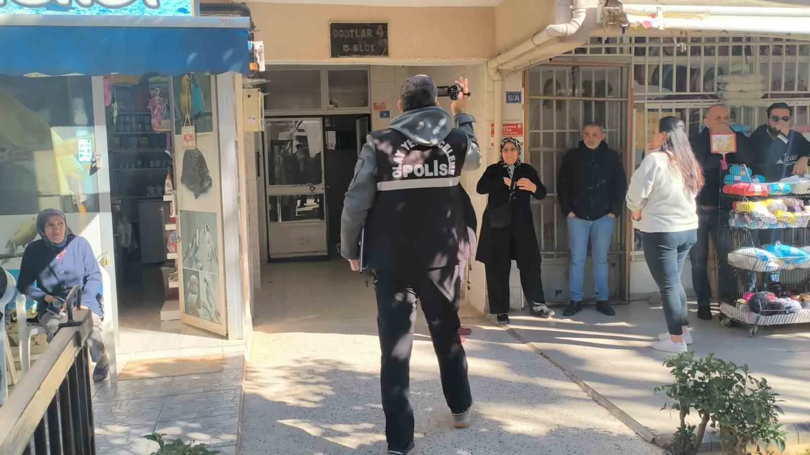 Antalya’nın Muratpaşa ilçesinde Özgür Yeke (47), birlikte yaşadığı kadını tabancayla