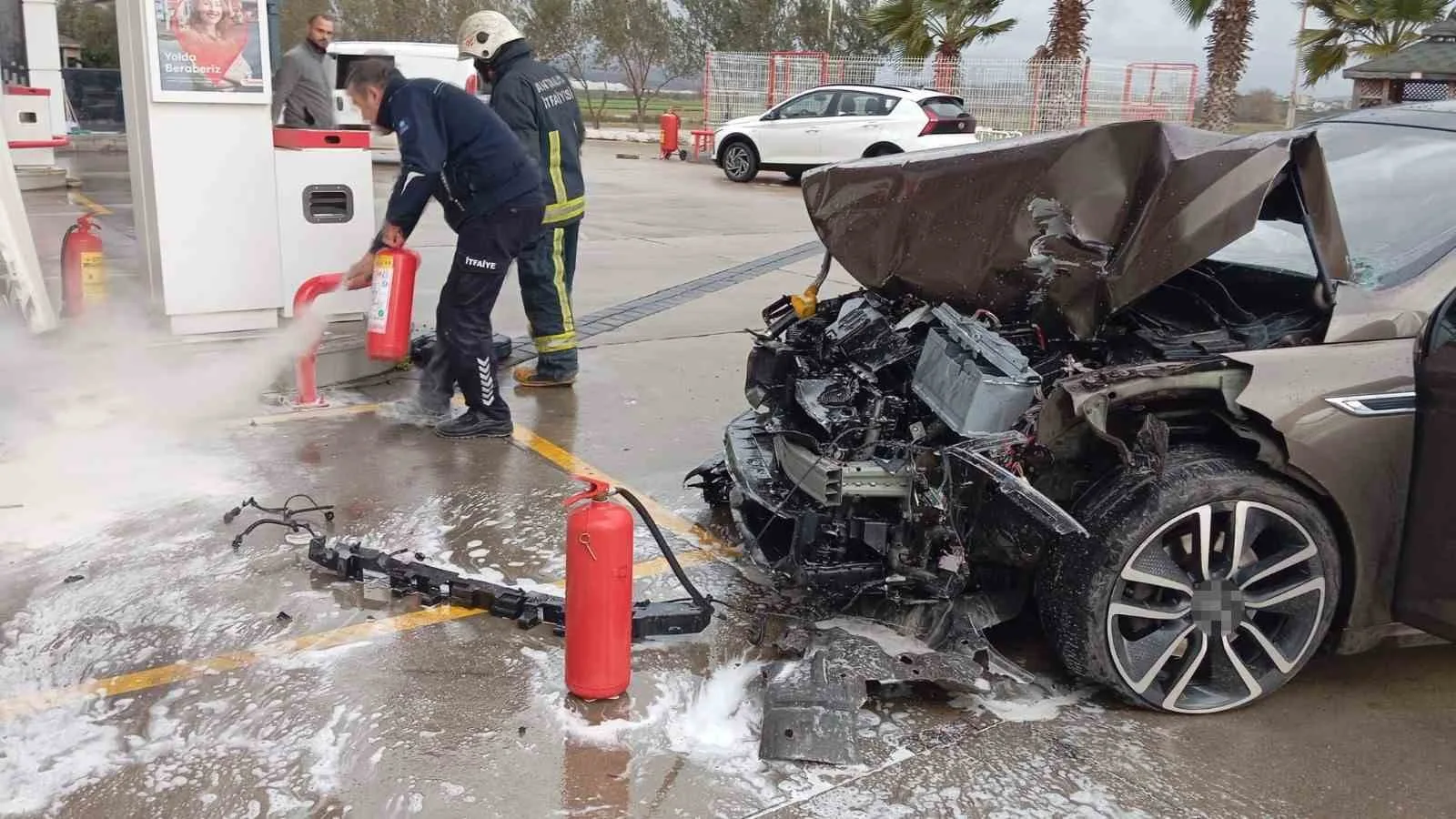 Antalya’nın Manavgat ilçesinde kontrolden çıkarak akaryakıt istasyonuna dalan bir otomobilin