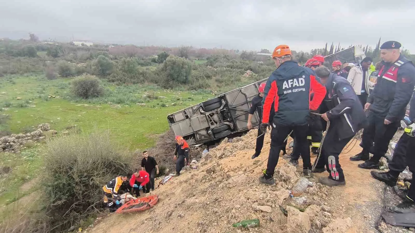 Antalya’da sabah saatlerinde kontrolden çıkarak şarampole devrilen yolcu otobüsünde meydana