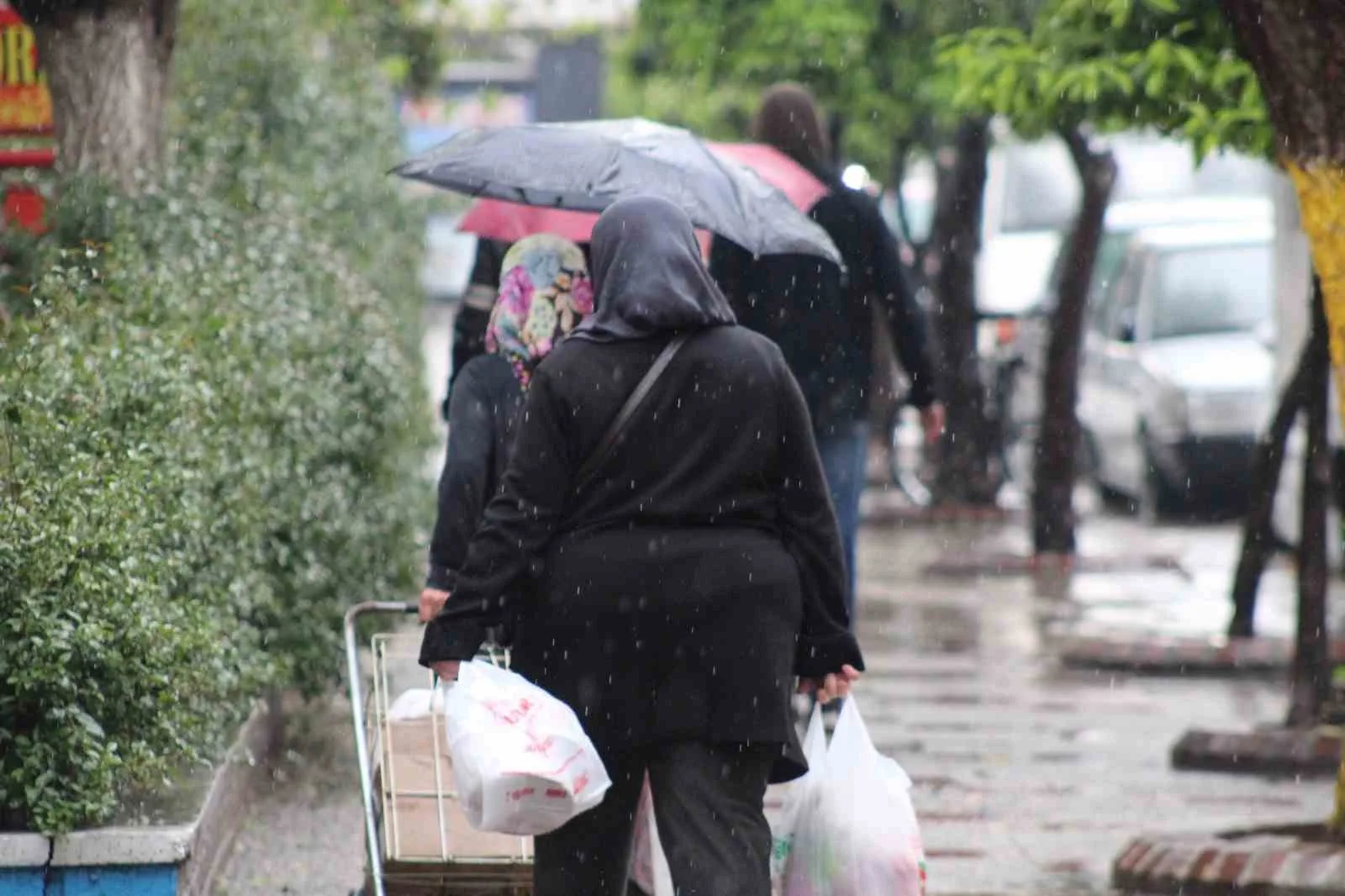 Aydın genelinde sabah saatlerinden itibaren kuvvetli sağanak ve gök gürültülü