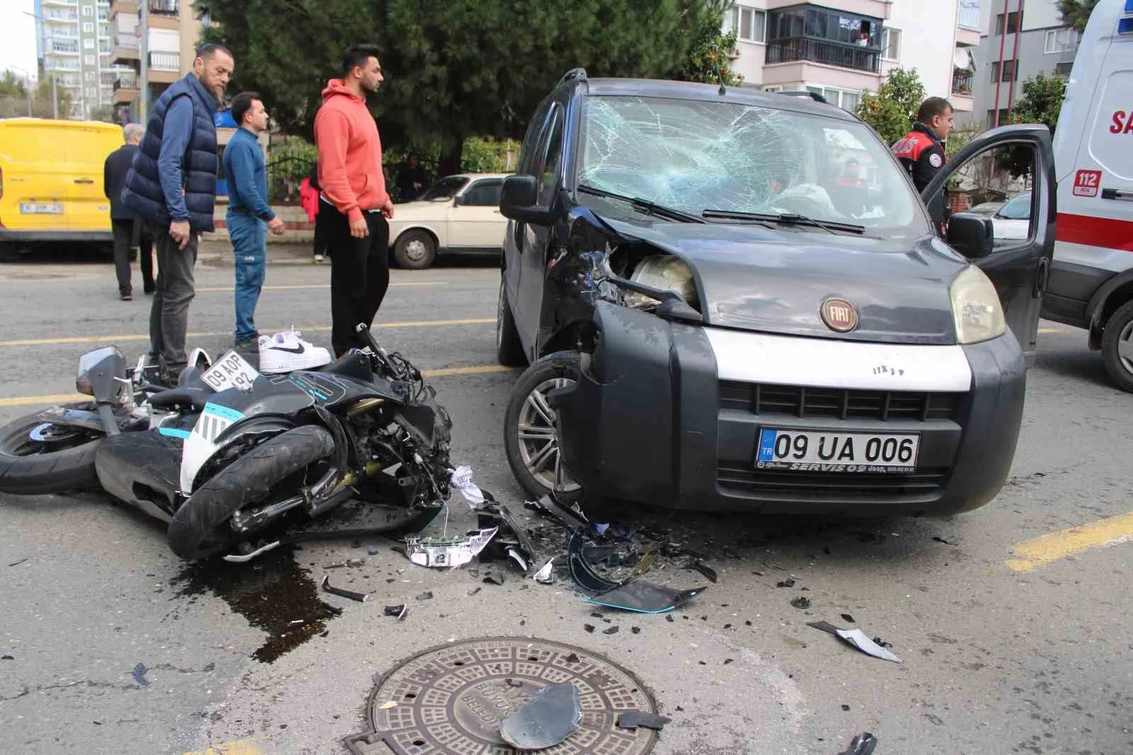 Aydın’ın Efeler ilçesinde bir ticari araçla çarpışarak ağır yaralanan motosiklet