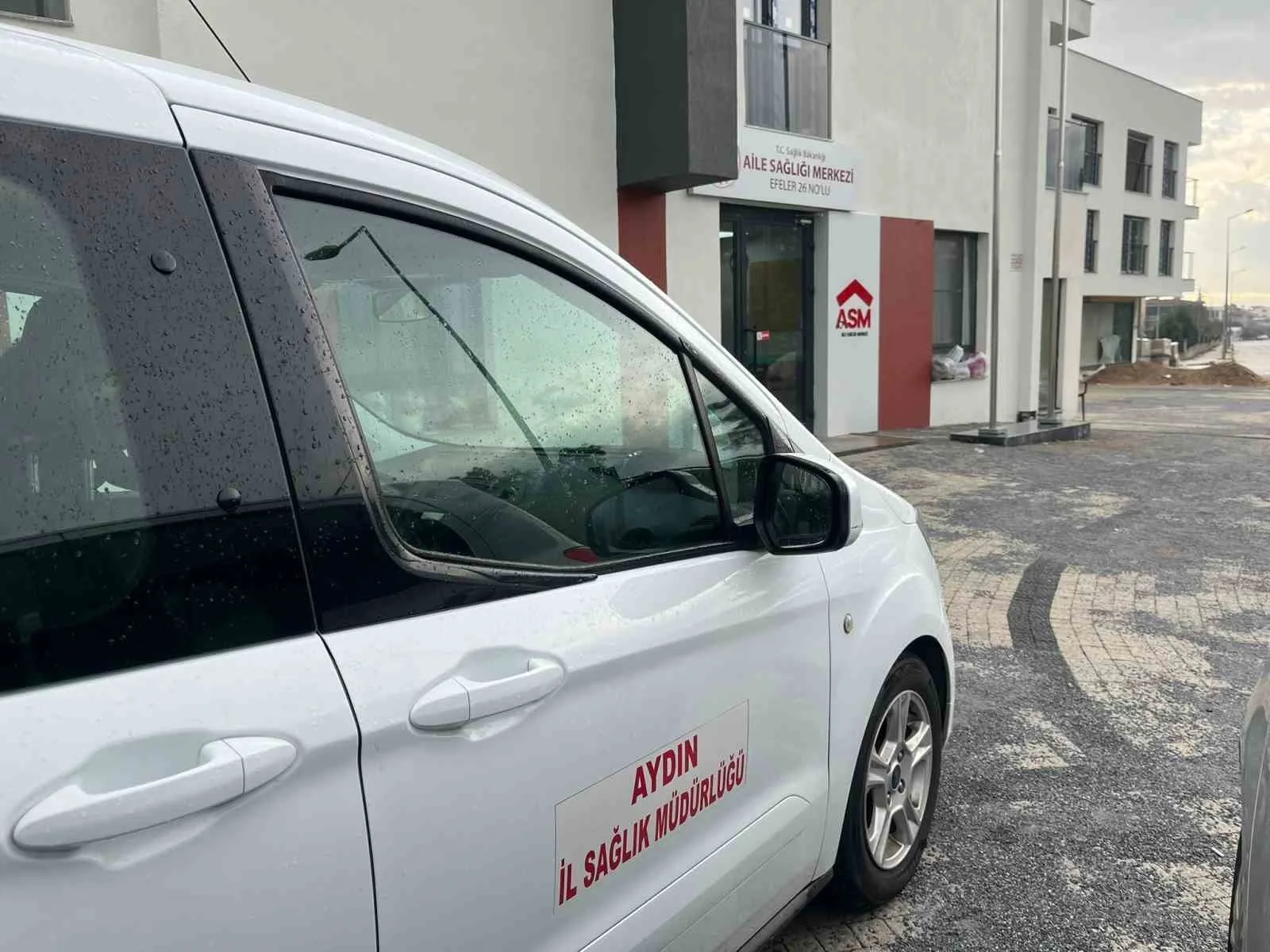 Efeler ilçesinde bir kadın aile hekiminin görev yapmasını engelledikleri, odasının