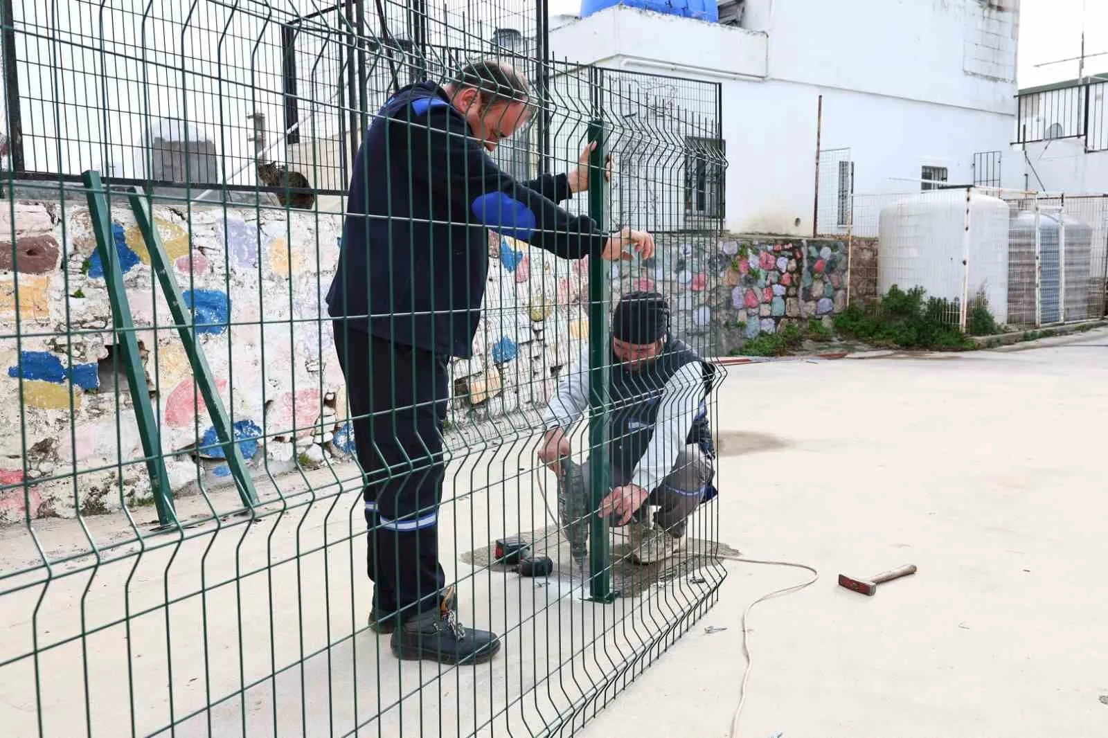 Bodrum Belediyesi, ilçedeki okulların eğitim ortamlarını iyileştirmek amacıyla bakım, onarım