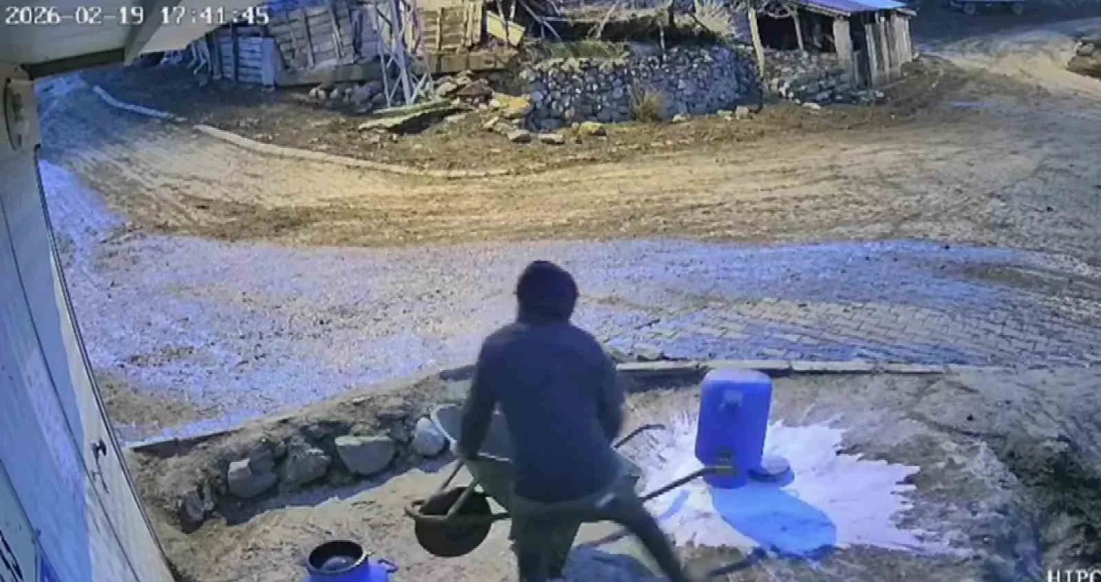 Amasya’da ailesine yardım eden lise öğrencisi Hamza Karakuş’un, el arabasında