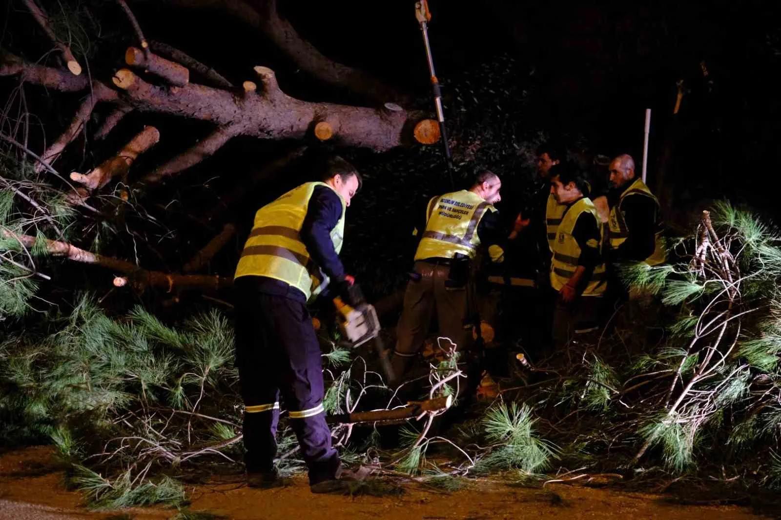 Bodrum'da dün sabahtan bu yana etkili olan şiddetini artıran fırtınaya