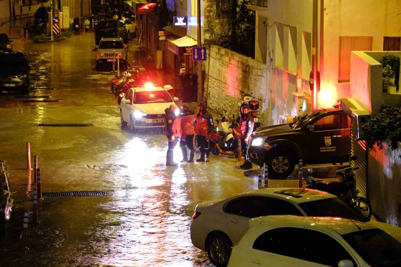Bodrum Belediyesi, Meteoroloji'nin şiddetli yağış uyarısı sonrası tüm ekipleriyle sahada