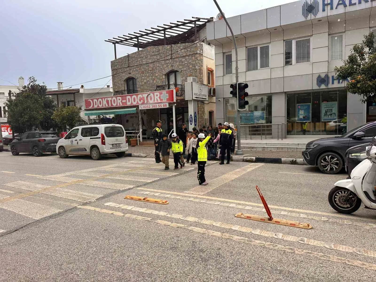 Bodrum İlçe Jandarma Komutanlığı ekipleri, Turgutreis Zeyyad Mandalinci İlkokulu’nda öğrencilere