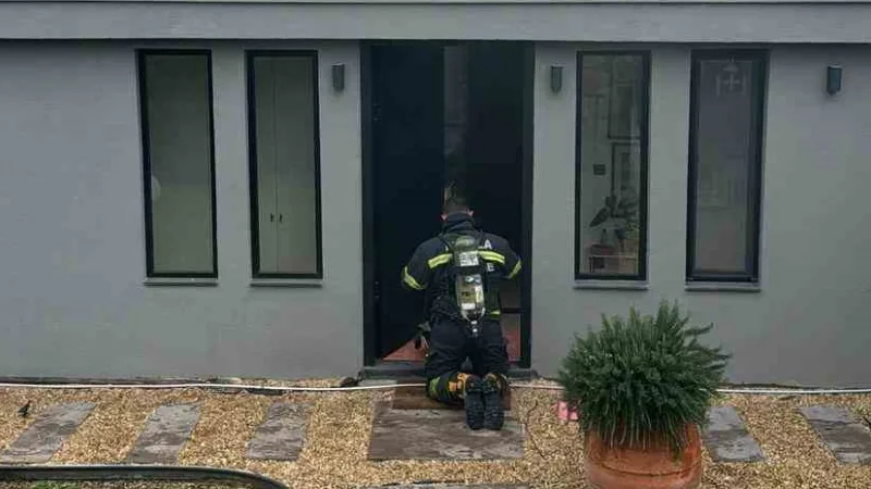 Bodrum Yakaköy Mahallesi'ndeki bir villada elektrik panosundan kaynaklanan yangın, itfaiyenin