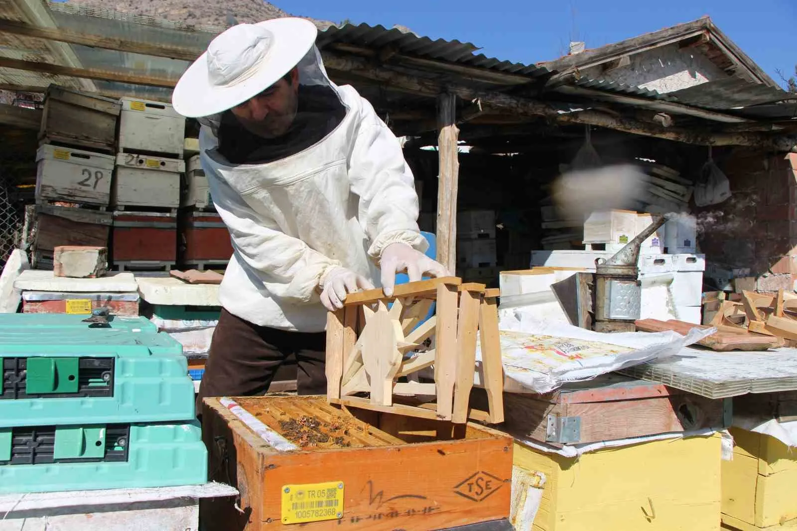 Amasyalı arıcı Hüseyin Çalışkan, siyasete "bal tadı" katmak için kolları