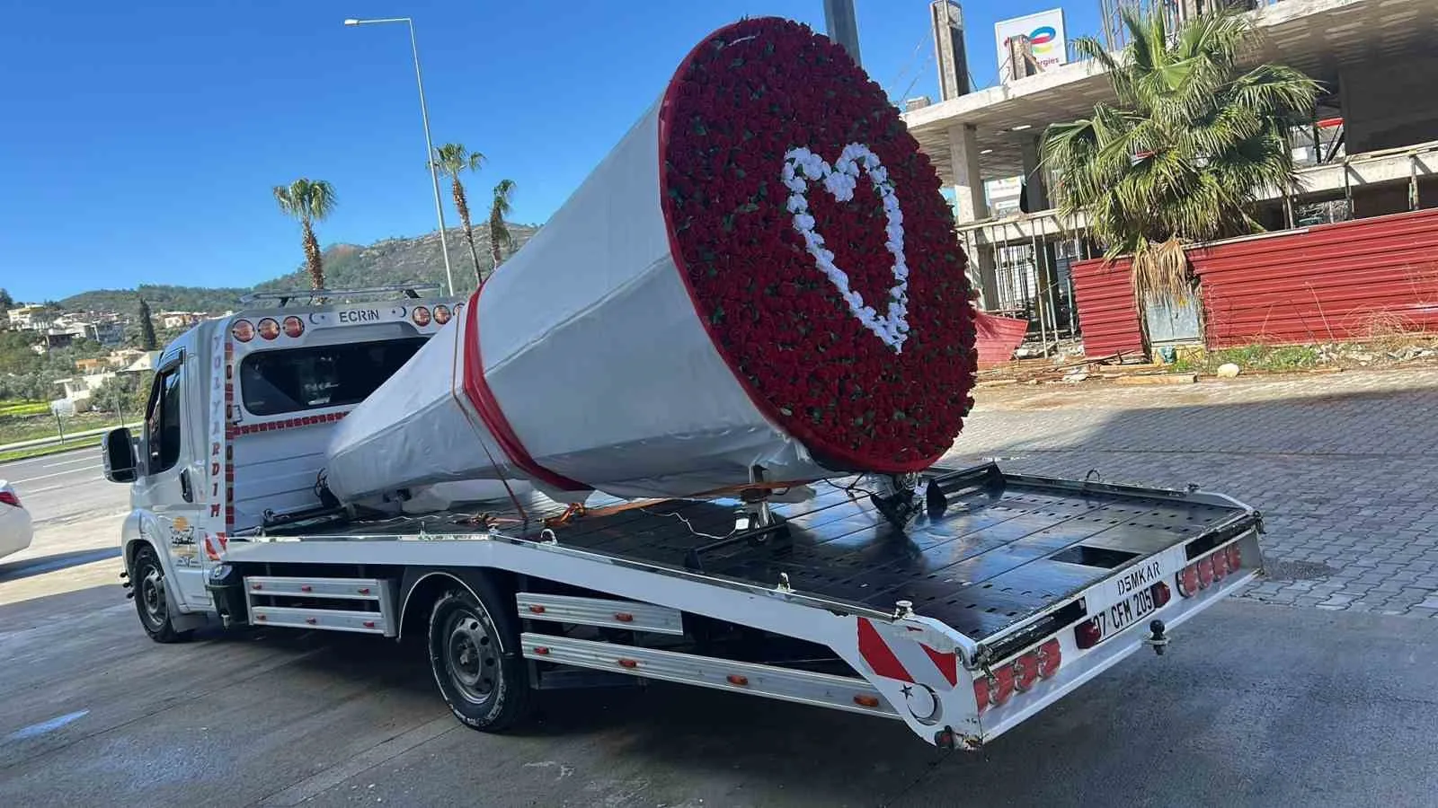 Antalya'nın Gazipaşa ilçesinde Hüseyin Yılmaz, 14 Şubat Sevgililer Günü için