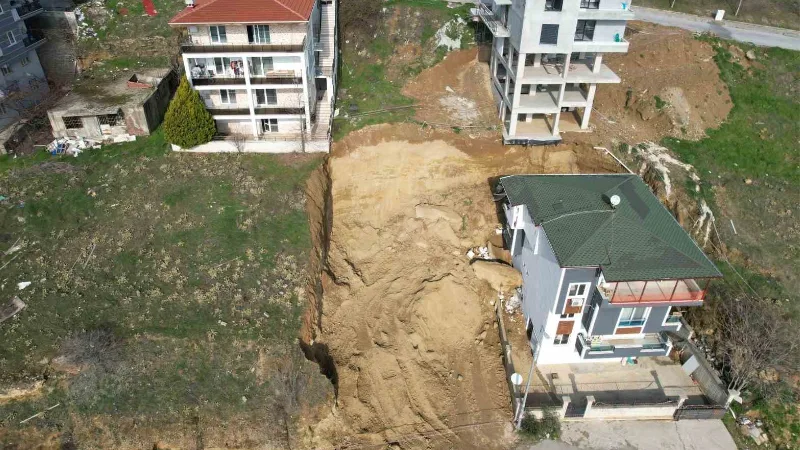 Denizli’nin Merkezefendi ilçesinde kaçak yapılan bir inşaat kazısı, komşu binaları