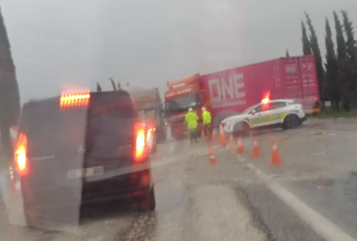 Denizli-Manisa karayolu Buldan mevkisinde bakım çalışması nedeniyle tek şeride düşen