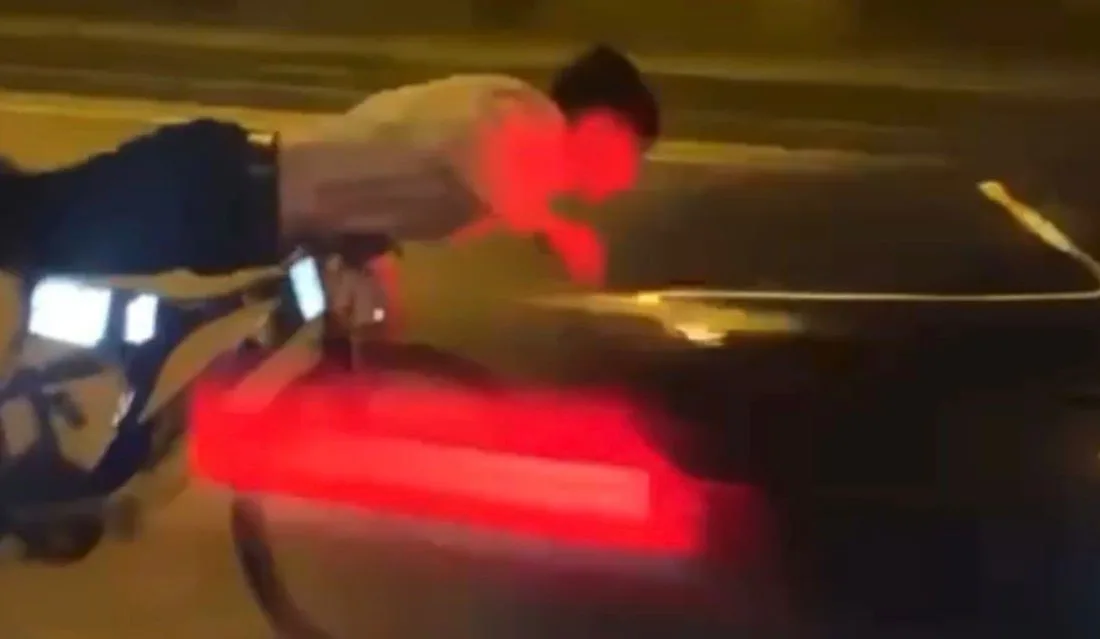 Gaziantep’in en işlek arterlerinden biri olan İpekyolu’nda bisikletiyle tehlikeli hareketler