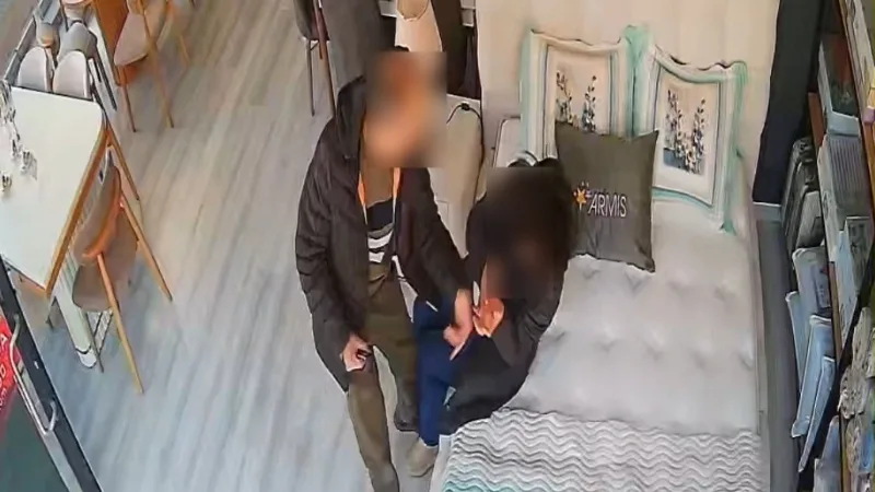 Samsun Atakum'da bir şahsın eşini çalıştığı mobilya mağazasında darbettiği anlar