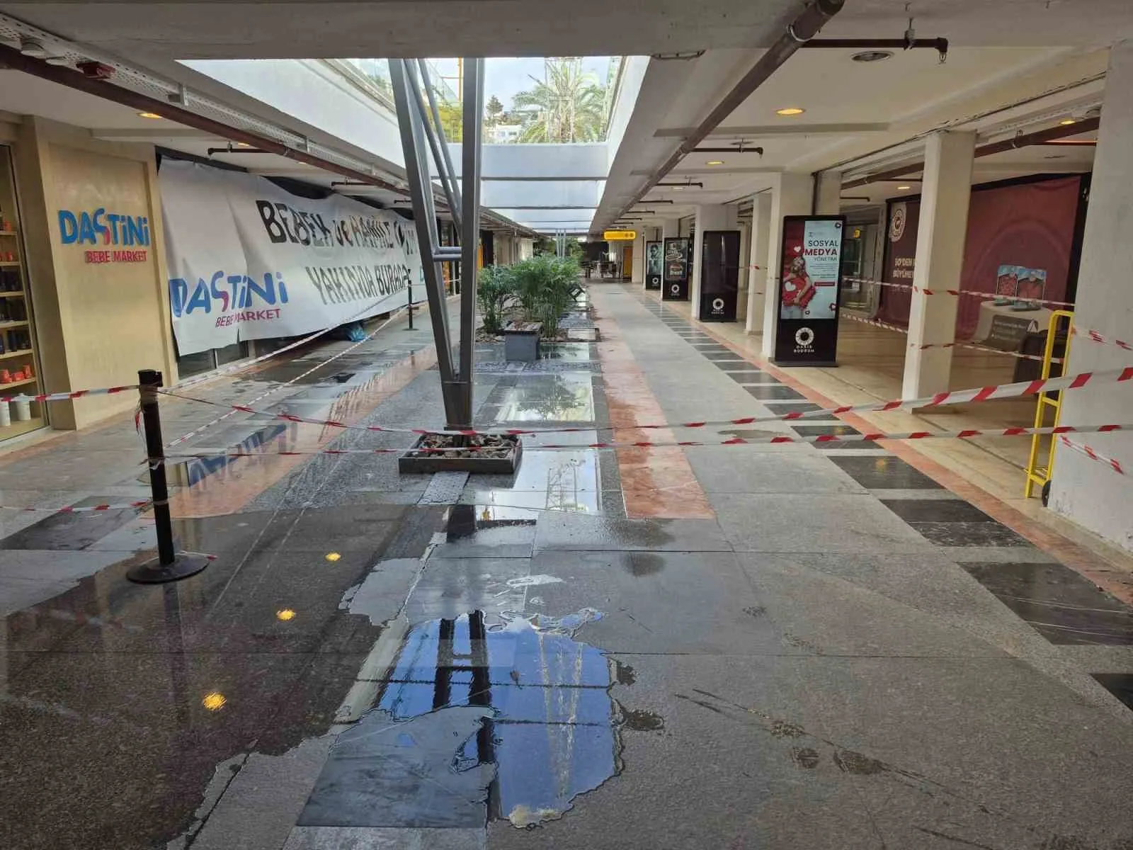 Bodrum’un köklü alışveriş merkezlerinden Oasis, şiddetli fırtınanın ardından gölgelik brandaların