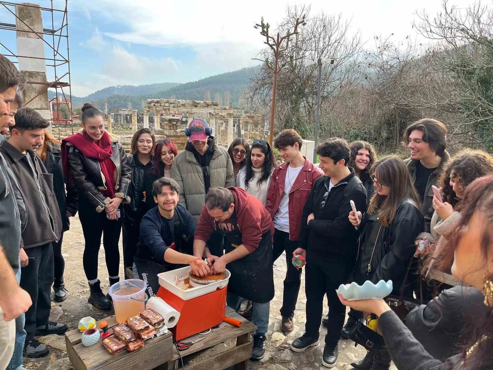 Muğla’da 25 üniversite öğrencisi, Kötekli Gençlik Merkezi’nin projesiyle Stratonikeia Antik