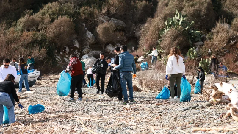 Marmaris’te düzenlenen sahil temizliği etkinliğinde gençler, fırtınanın kıyıya sürüklediği atıkları