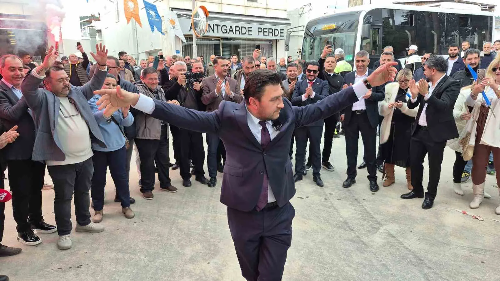 AK Parti Bodrum İlçe Başkanlığı’na atanan Seha Ergene, babasıyla karşılıklı