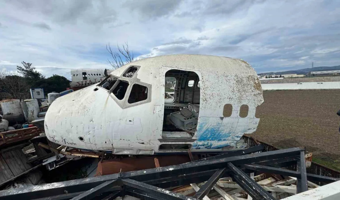 Bursa'da bir geri dönüşüm tesisinde bulunan dev Boeing 747, görenleri