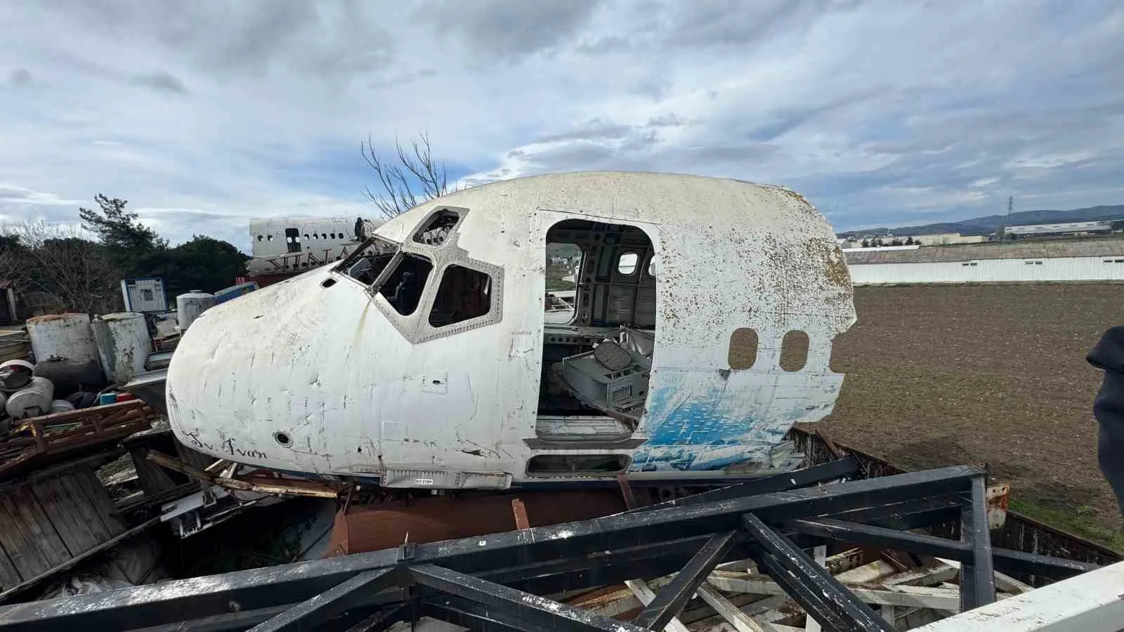 Bursa'da bir geri dönüşüm tesisinde bulunan dev Boeing 747, görenleri