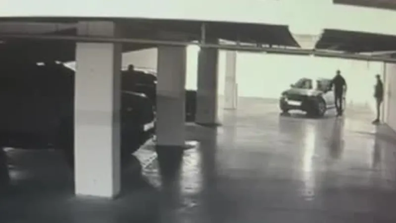 İstanbul Bakırköy’de lüks bir sitenin otoparkında park halindeki iki aracın