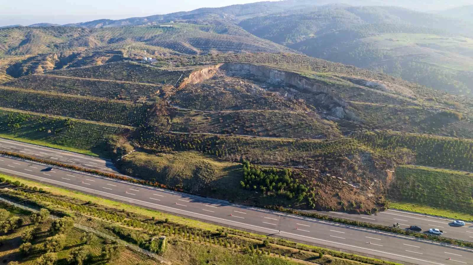 İstanbul-İzmir otoyolunda trafik felç. Heyelan nedeniyle ulaşım tek şeride düştü.