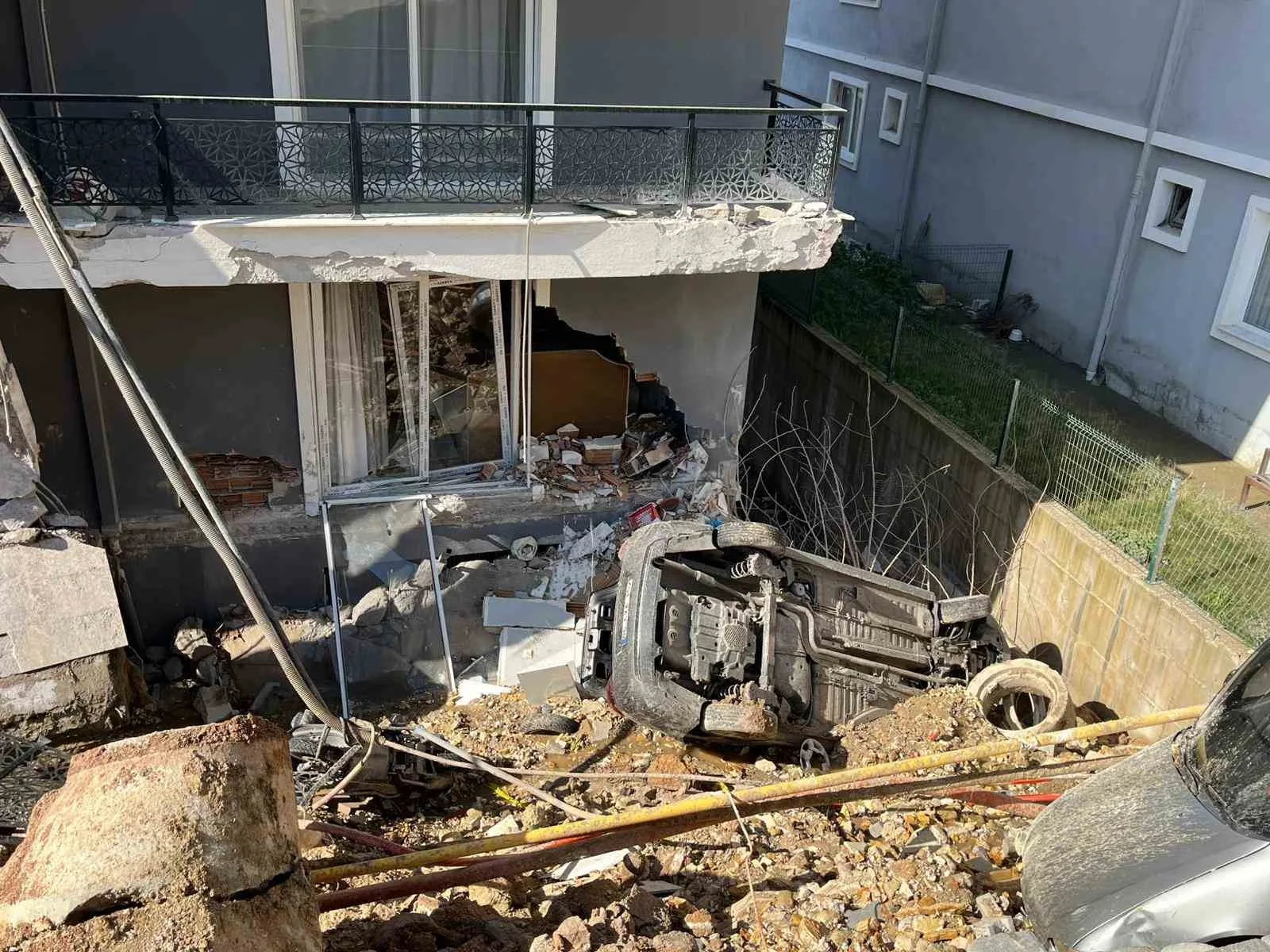 İzmir’in Menemen ilçesinde gece saatlerinde bir sitenin istinat duvarının çökmesi