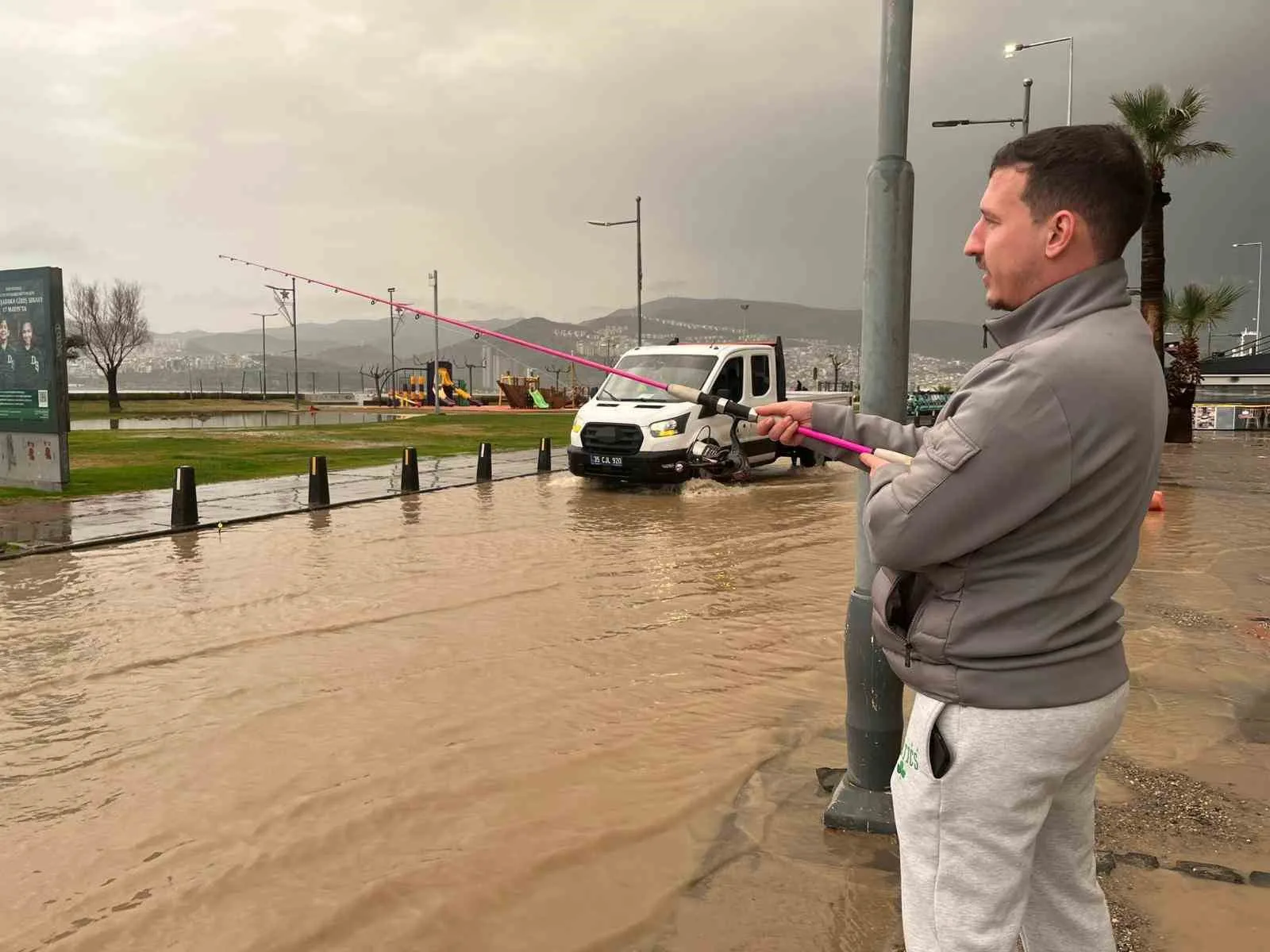 İzmir’de etkili olan şiddetli sağanak sonrası Alsancak Kordon Boyu'nun sular