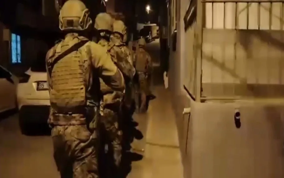 İzmir'de helikopter destekli operasyonla çökertilen S.B. liderliğindeki suç örgütünün, 1