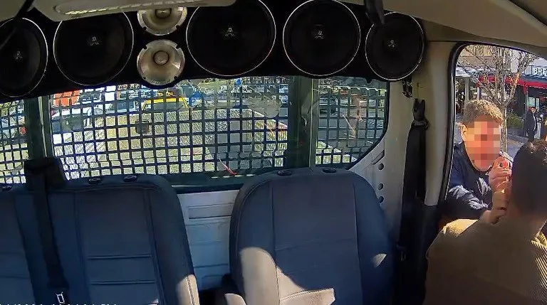 Narlıdere'de sürücüye darp skandalında sıcak gelişme! Görüntülerin ardından 2 polis