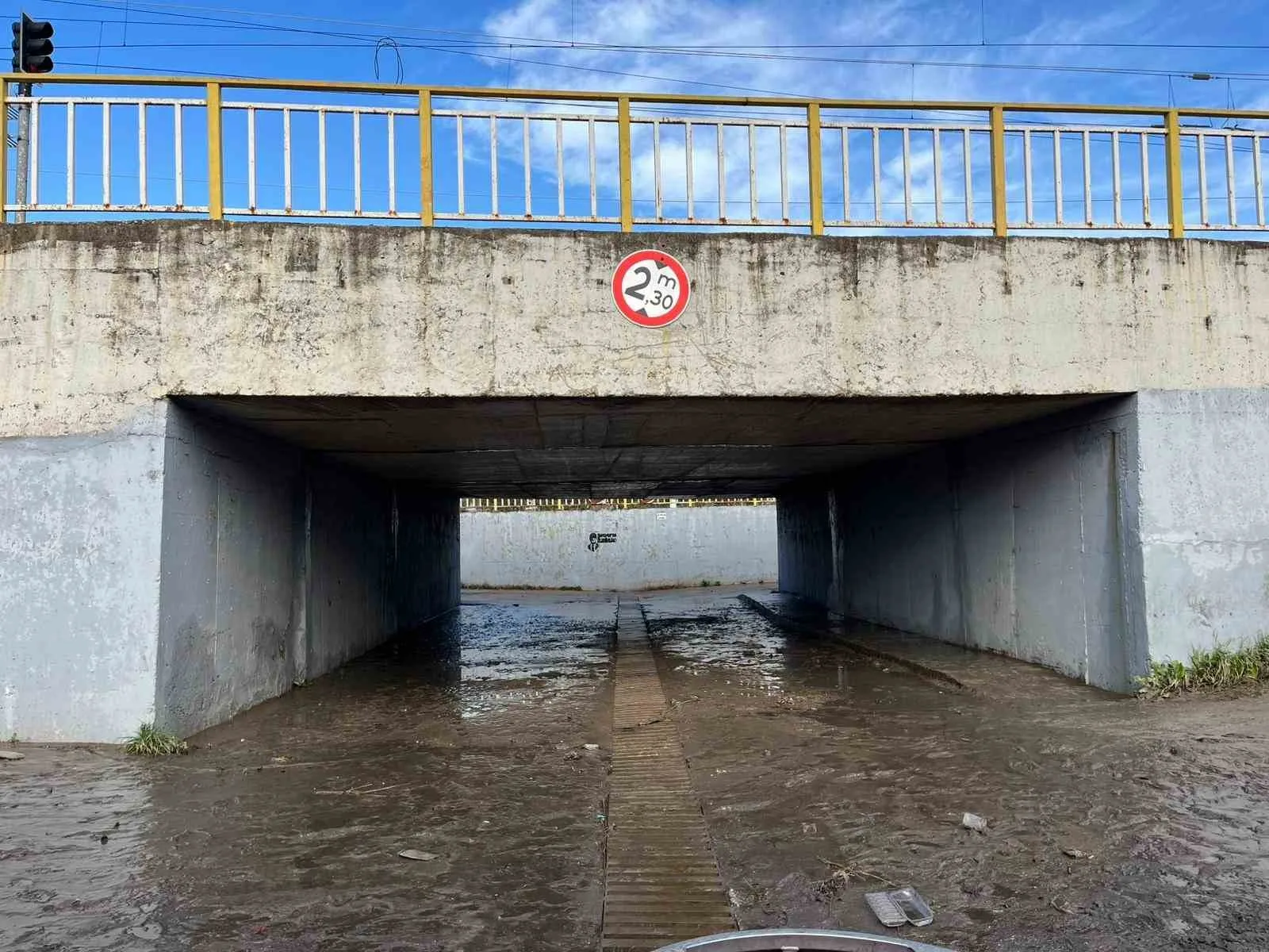 İzmir’in Torbalı ilçesinde sağanak yağışla dolan alt geçitte mahsur kalan