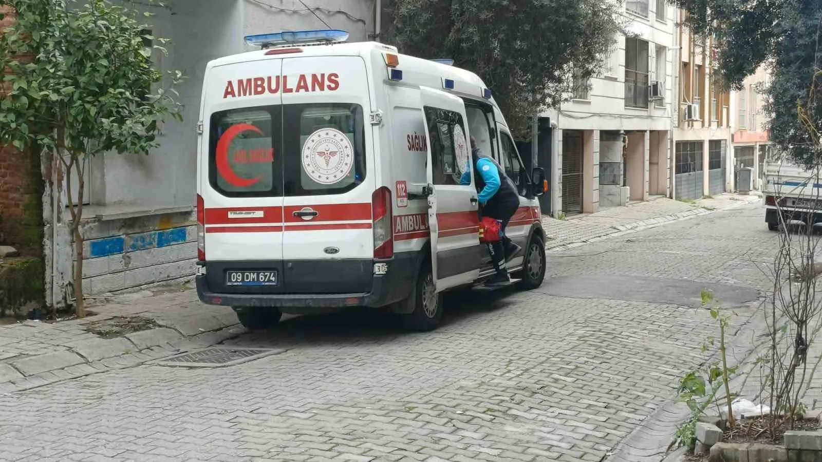 Efeler’de kendisinden haber alınamayan ve kapıyı arkadan kilitleyen genç, ekiplerin