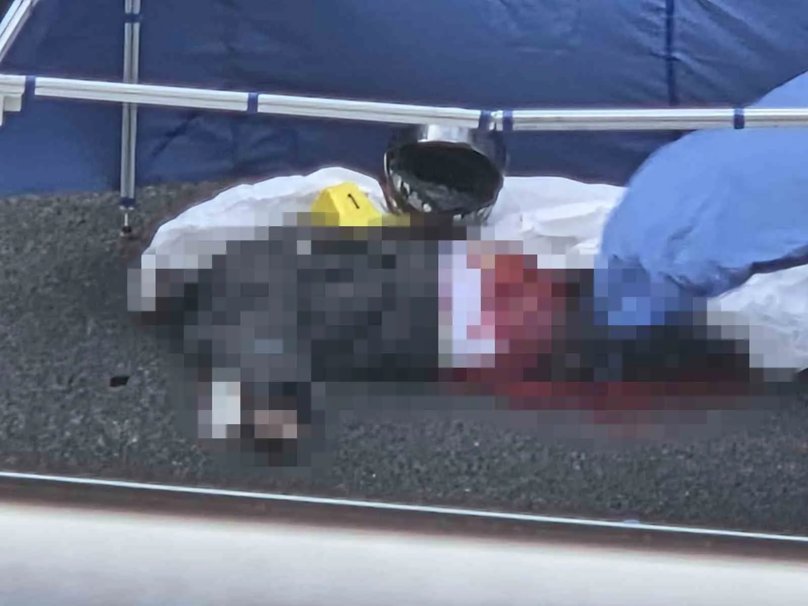 Ankara'da kontrolden çıkarak bariyerlere çarpan ve yola savrulan motosiklet sürücüsü,