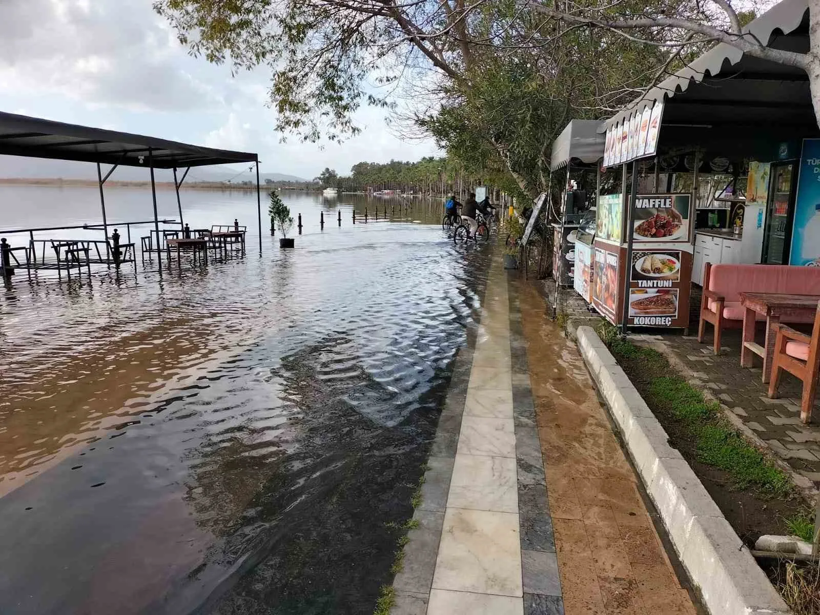 Muğla’nın Köyceğiz ilçesinde etkili olan sağanak yağışlar nedeniyle göl seviyesi