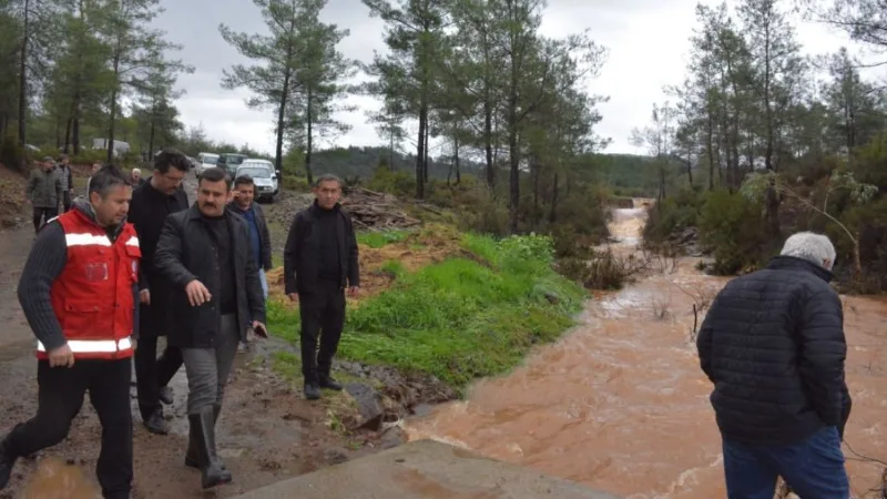 Köyceğiz’de etkili olan yoğun yağışın ardından bazı mahallelerde derelerin taşması