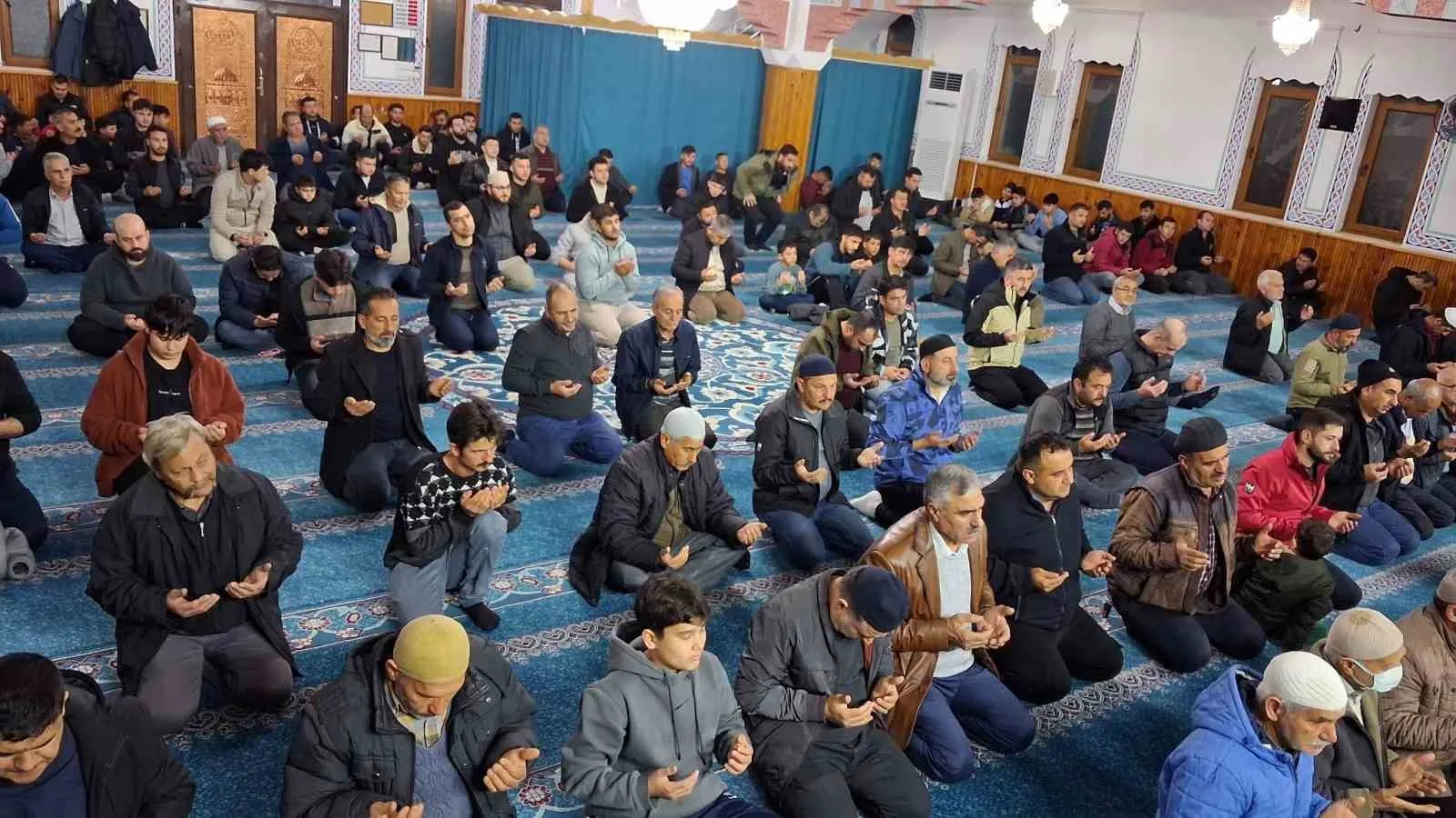 Köyceğiz'de kadın-erkek, genç-yaşlı çok sayıda vatandaşın camilere akın ettiği Berat