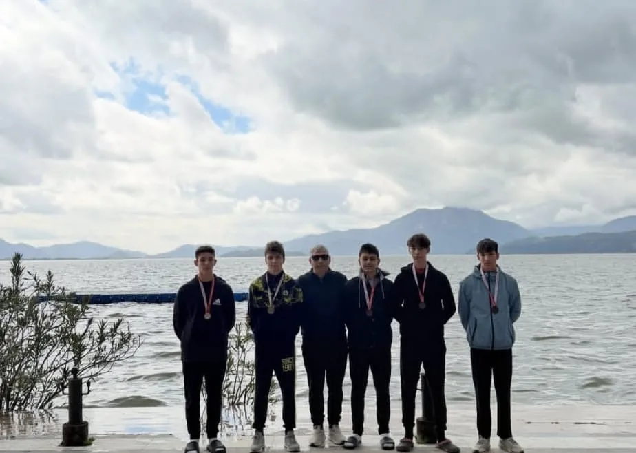 Köyceğiz Gölü'nde düzenlenen 2025-2026 Okul Sporları Kano İl Birinciliği yarışmaları,